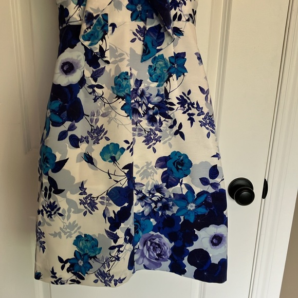 Gorgeous white w/shades of blue floral dress w/fun ruffle & fab back bow 🎀 - Picture 7 of 16